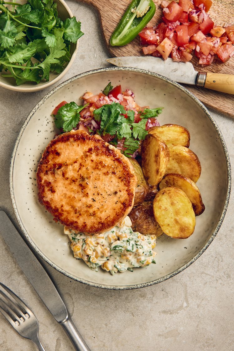 Laxburgare med rostad majsröra, jalapeño och tomatsallad