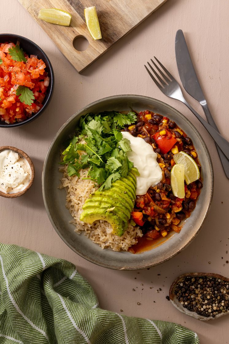 Vegetarisk chili sin carne med fullkornsris, avokado og koriander 