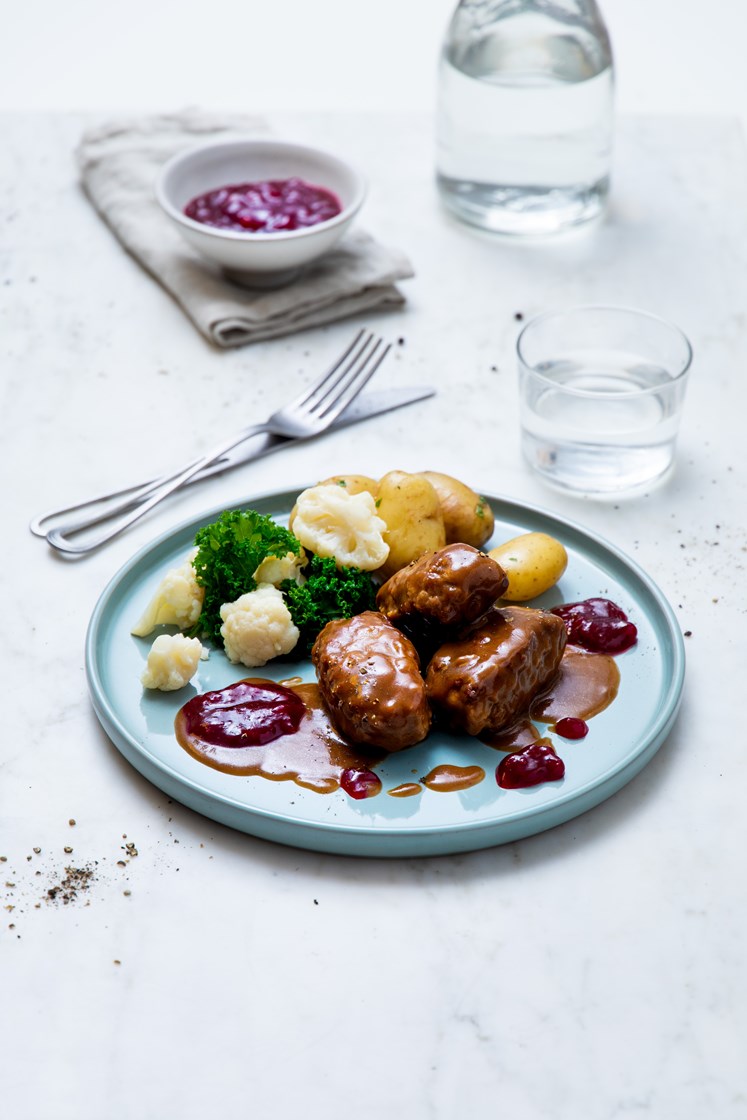 Kjøttkaker i brun saus med smørdampet rosettkål og blomkål, poteter og rørte tyttebær