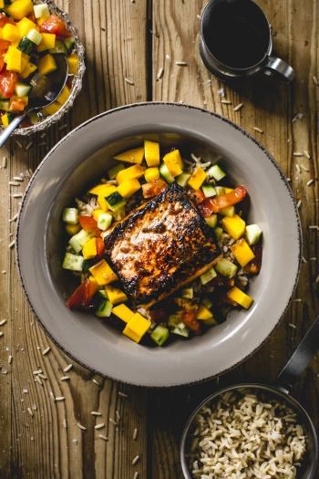 Soyaglasert laks med frisk mangosalat og middagsris