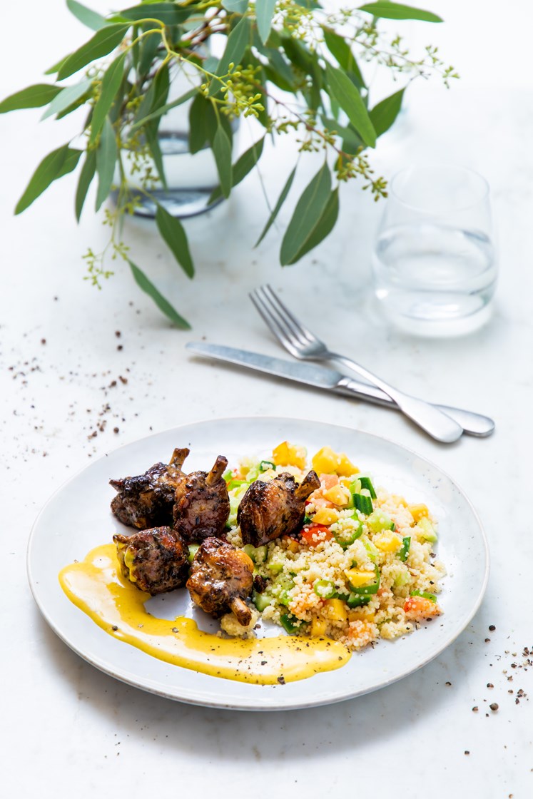 Kyllingvinger med curry- og mangodressing og couscoussalat med eple, koriander og vårløk