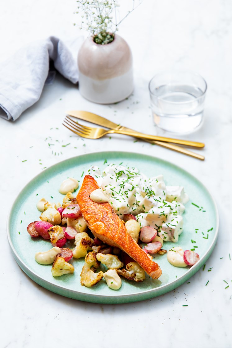 Pannestekt laks med hjemmelaget potetsalat, reddiker og salsa verde
