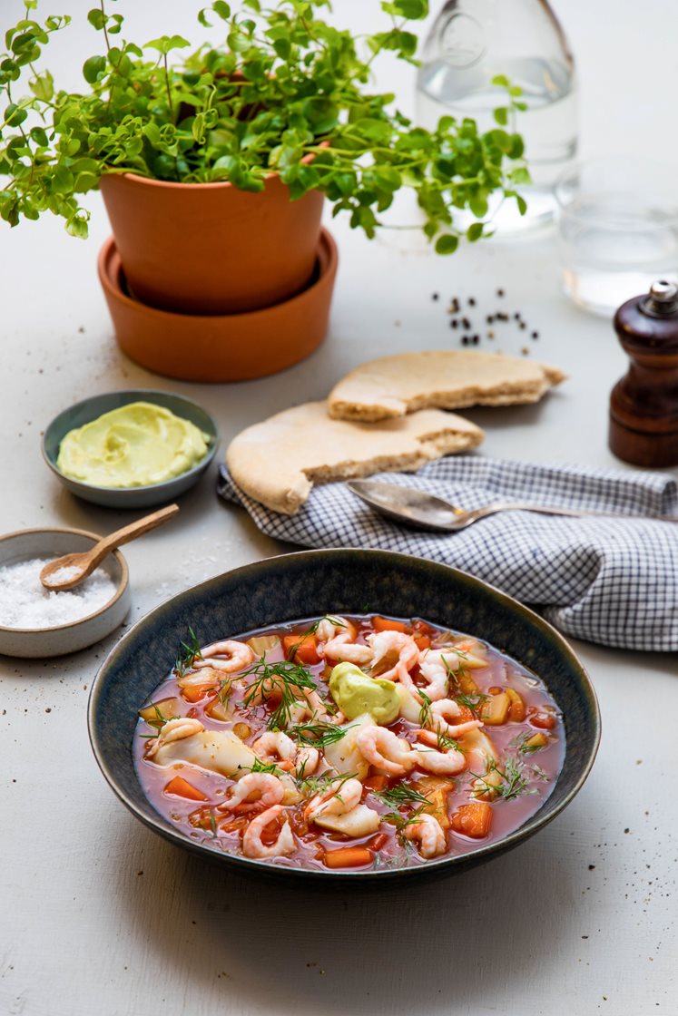 Fransk tomatisert fiskesuppe med sei, reker, grove pitabrød og aioli