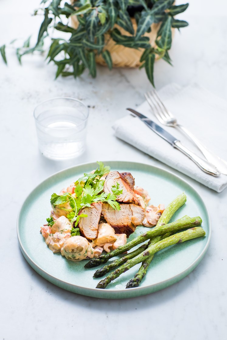 Grillet indrefilet av svin med spicy potetsalat, asparges og tomat
