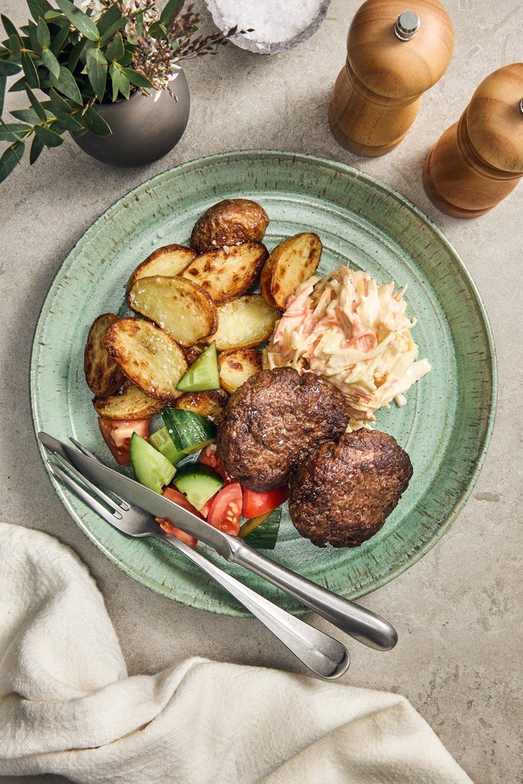 Nötfärsbiffar med ugnsrostad potatis, coleslaw och citron