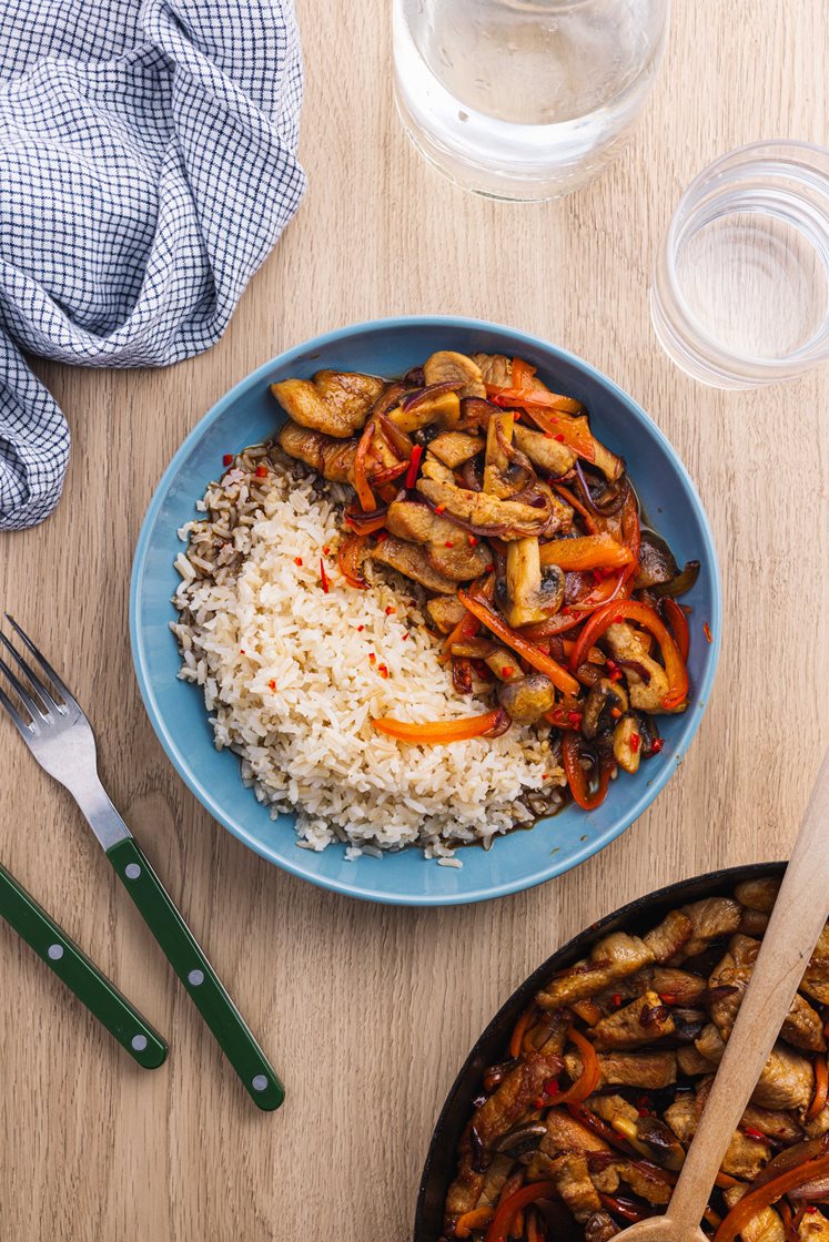 Wok med svinemørbrad, grøntsager, fuldkornsris og soja/ingefærsauce