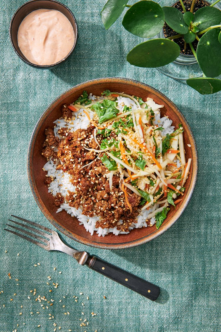 Donburi med soja/ingefærstegt kylling, syltet kål og srirachasauce