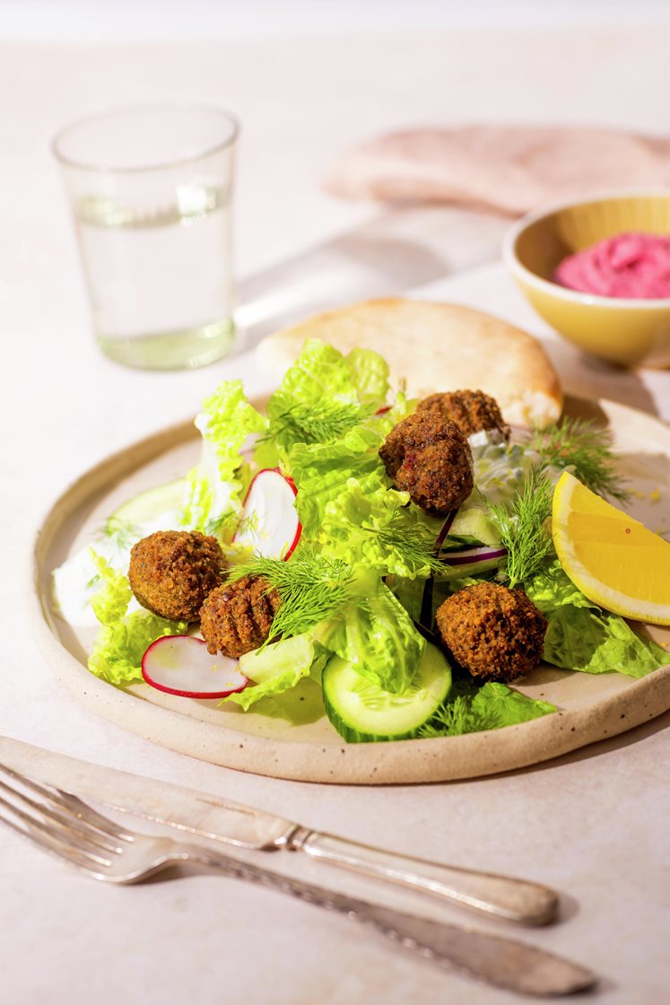 Falafler i pitabrød med frisk eple- og dillsalat og hjemmelaget tzatziki