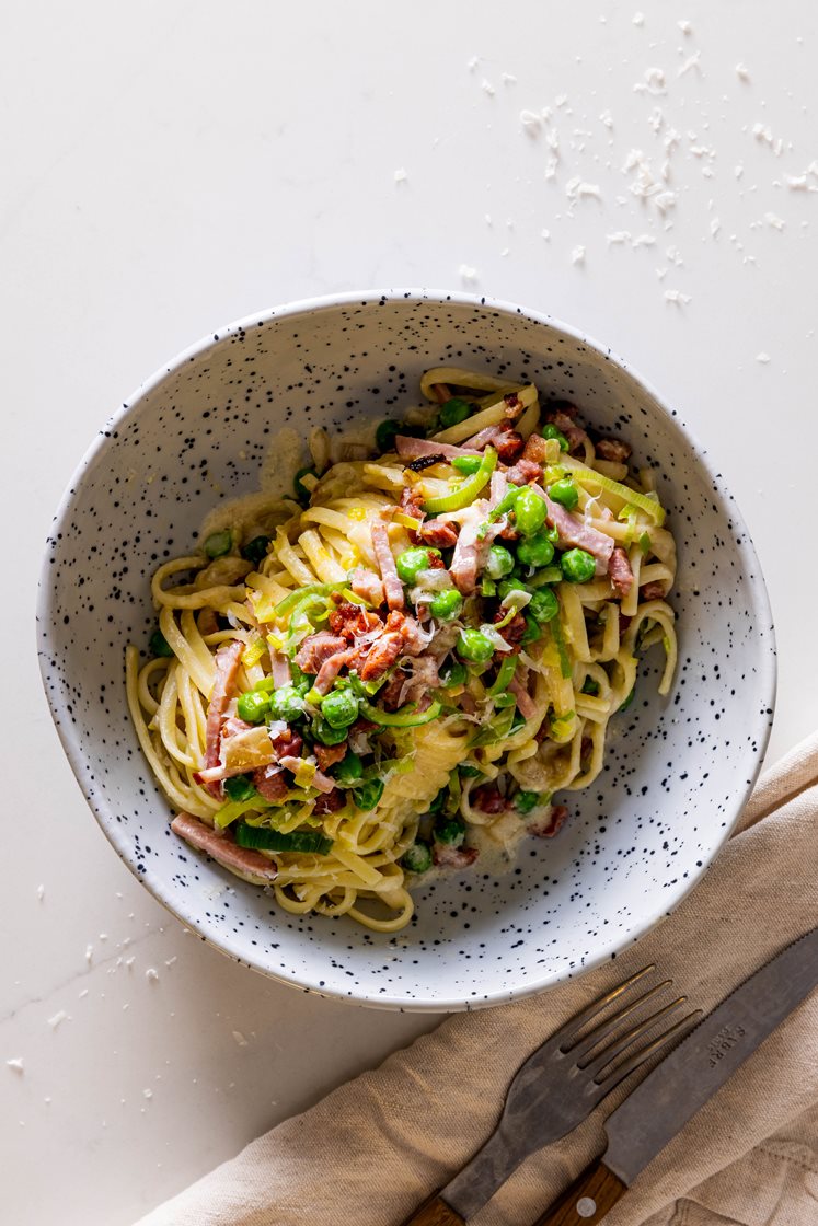 Pasta linguine i fløtesaus med bacon, skinke og grønne erter