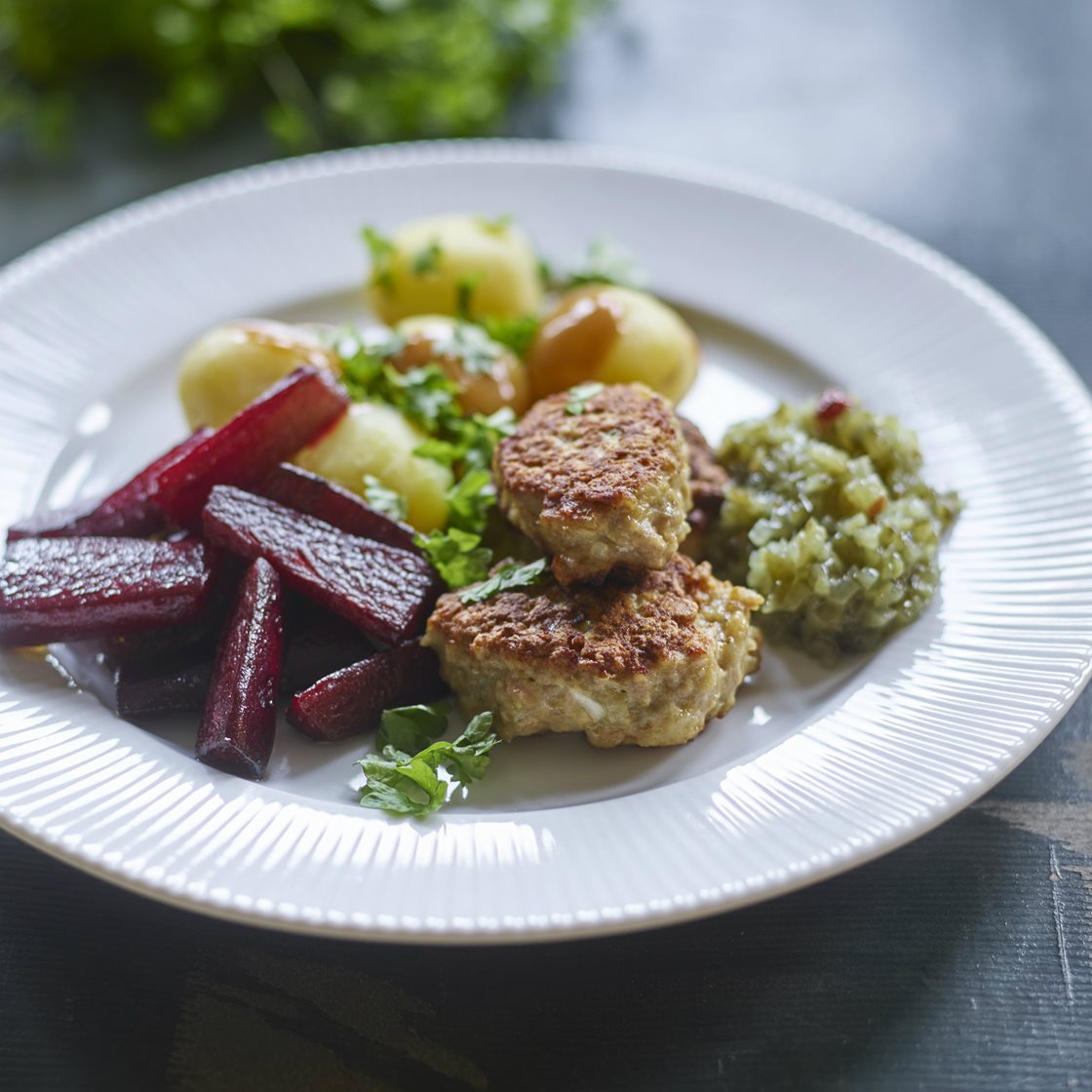 Klassiske Frikadeller Med Kartofler, Sauce, Bagte Rødbeder Og Surt ...