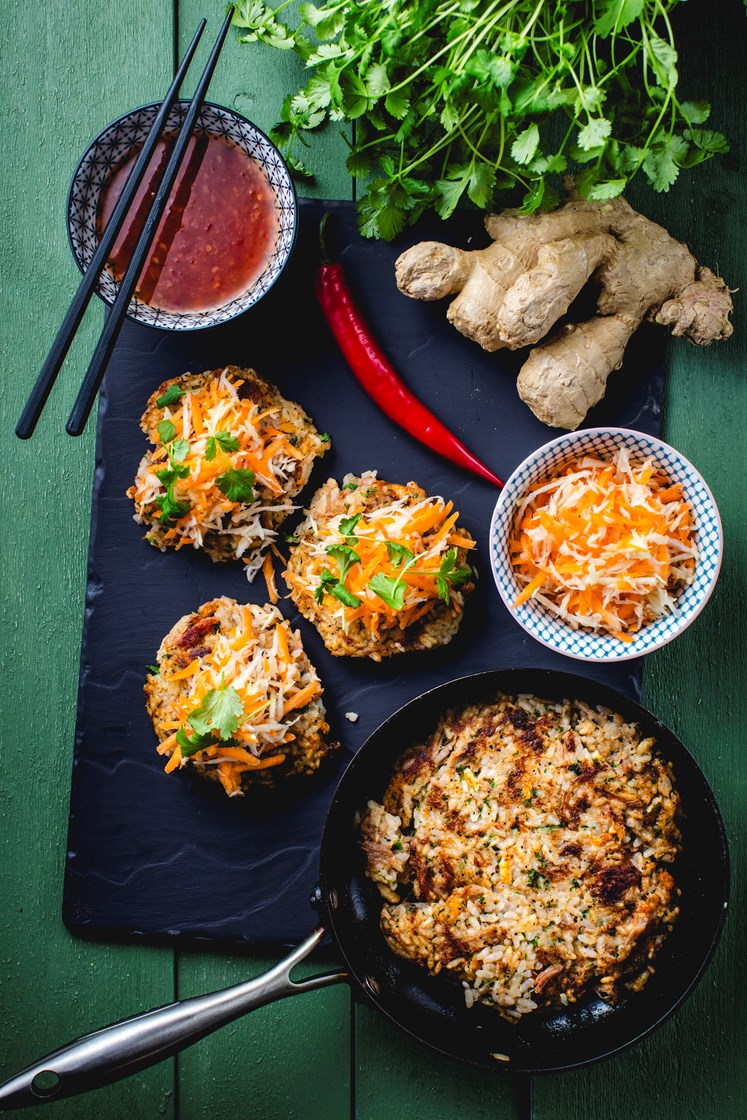 Asiatiske riskaker av svinekjaker, reker og ingefær med råkostsalat og sweet chili-saus 