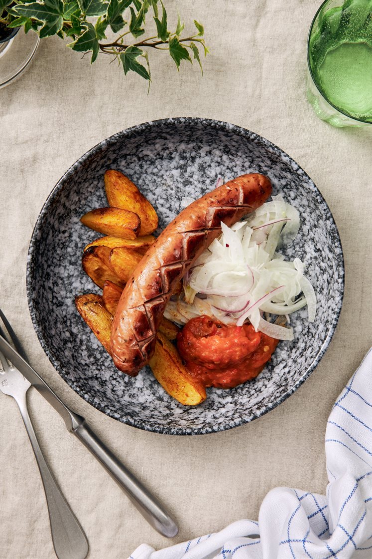 Salsiccia med fänkålssallad, rostad paprikasås och potatisklyftor