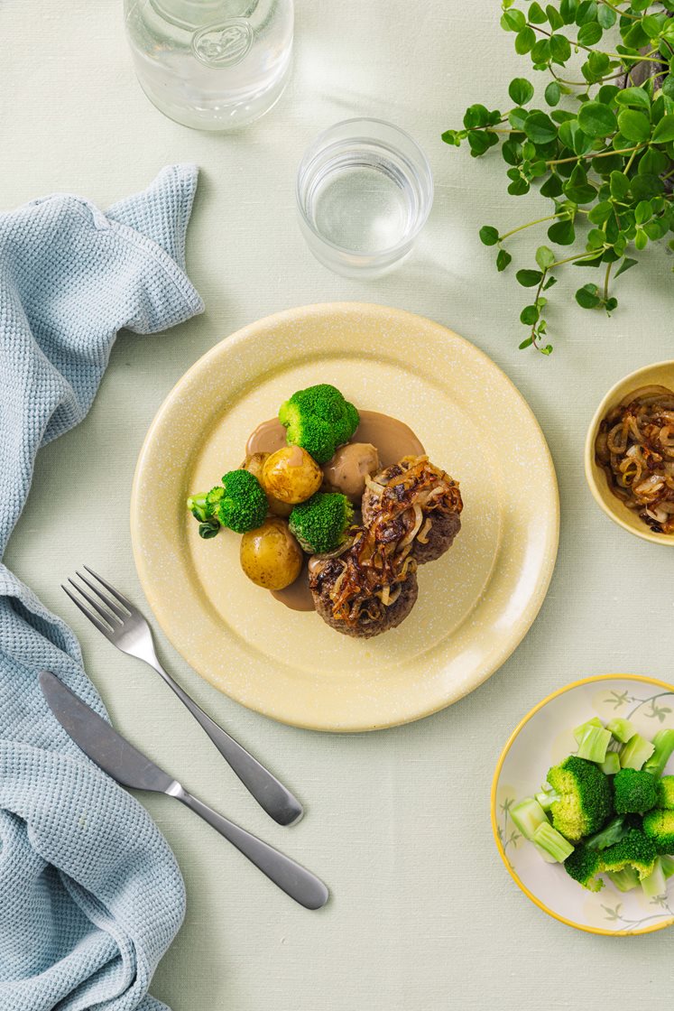 Hakkebøf med bløde løg og kartofler