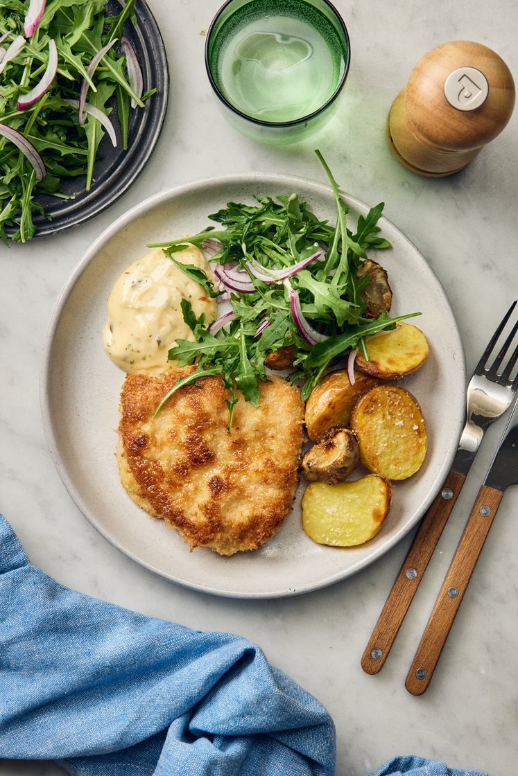 Fläskschnitzel med färdig bearnaisesås, rostad jordärtskocka och ruccolasallad