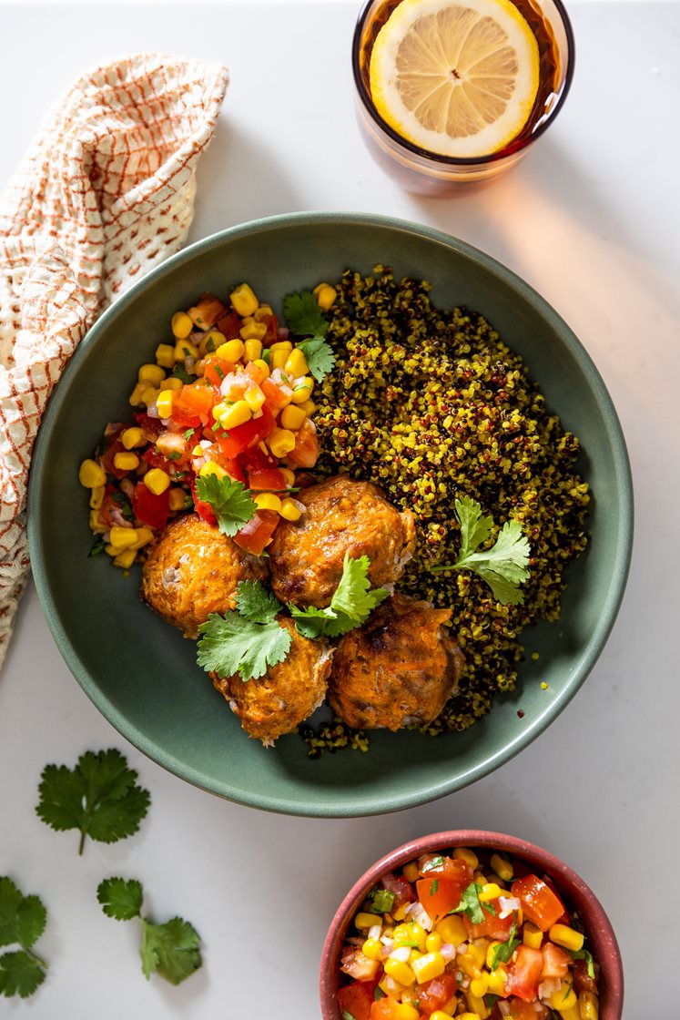 Mexi quinoa med chiliglaseret svinekød og salsa med majs