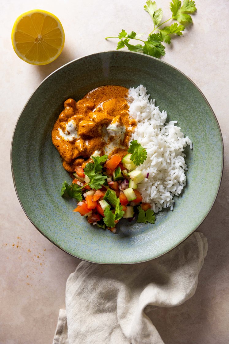 Indisk butter chicken med basmatiris og kachumbersalat, servert med krydret yoghurt