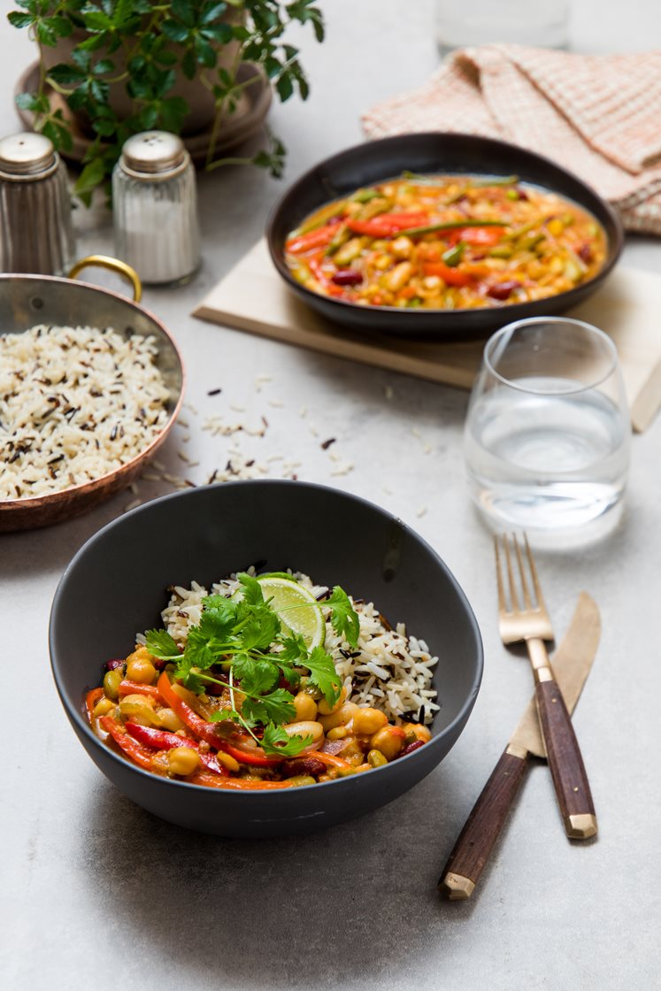 Rød vegetarcurry med bønner, koriander og villrisblanding