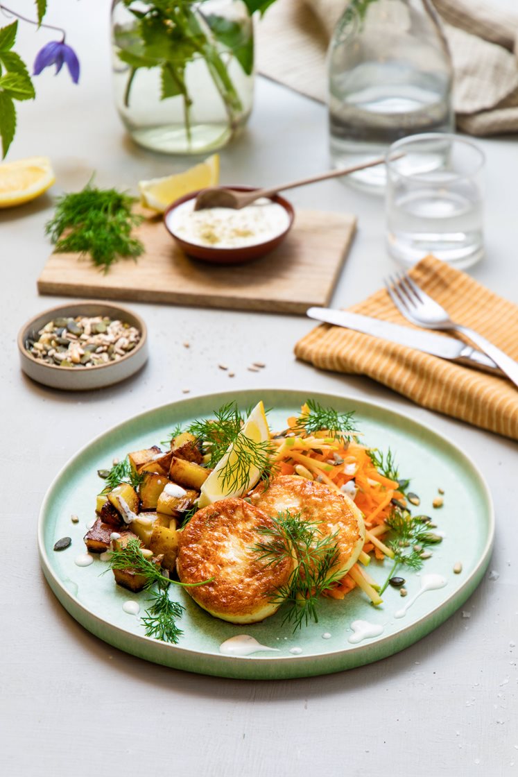 Fiskekaker og frisk råkostsalat med gulrot, eple, sprø kjerneblanding og dill