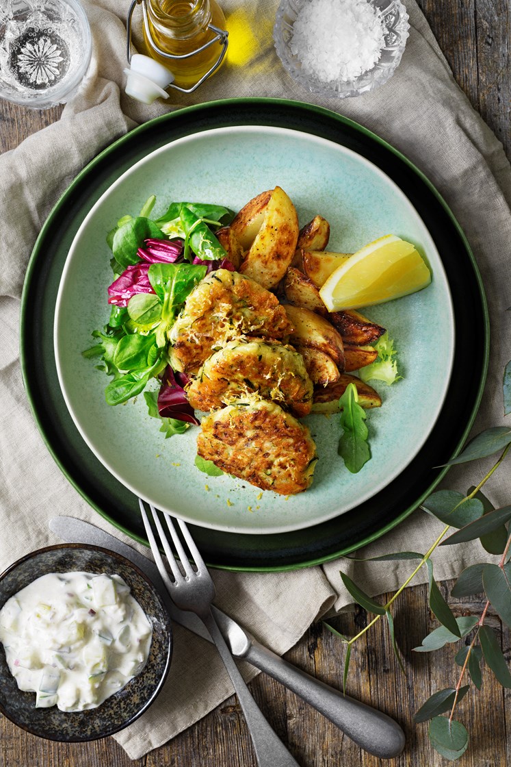 Zucchini- och Västerbottensplättar med klyftpotatis och krämig sallad