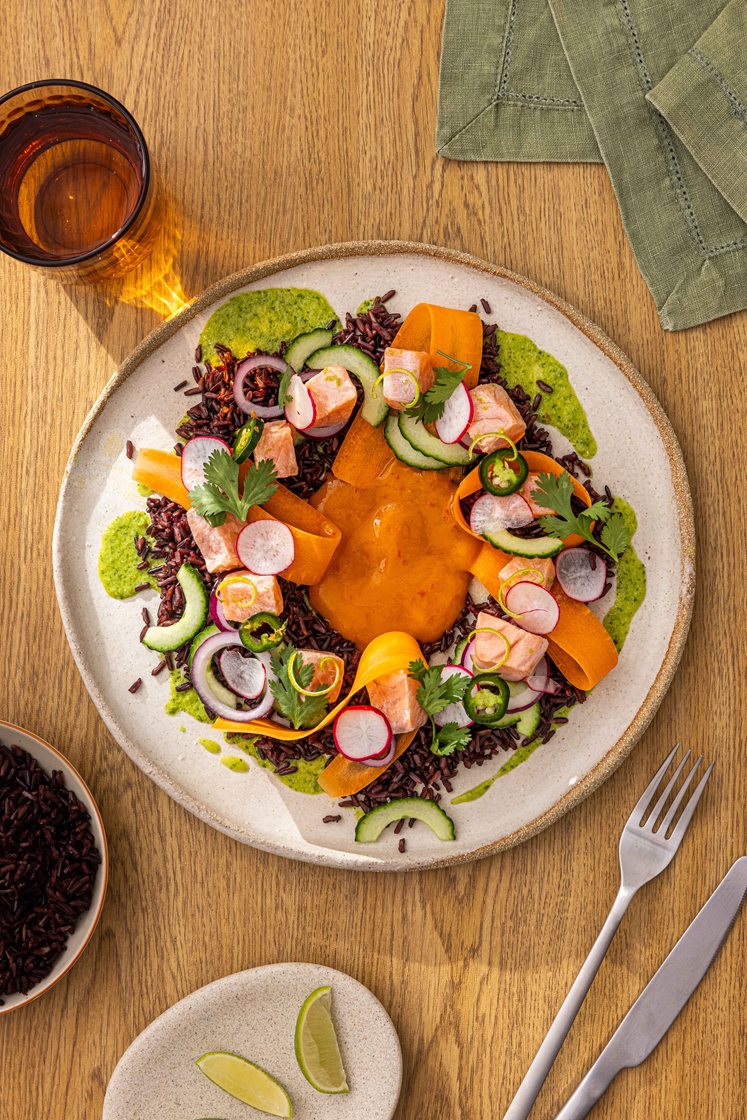 Limestekt laks med svart ris og jalapeño-salsa, servert med friske grønnsaker og mangoracha