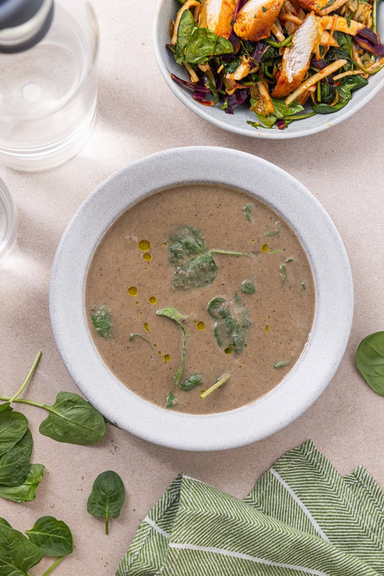 Svampesuppe med chili-stegt kylling og brød