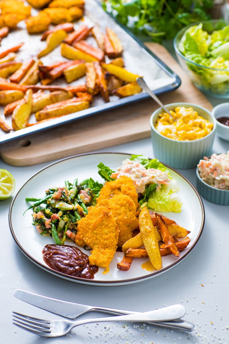 Down South: Sprø kylling med stuet grønnkål, coleslaw og frisk salat