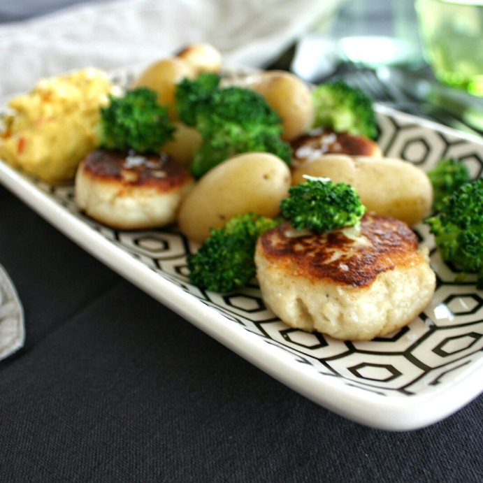 Fiskefrikadeller med remoulade, kartofler og broccoli