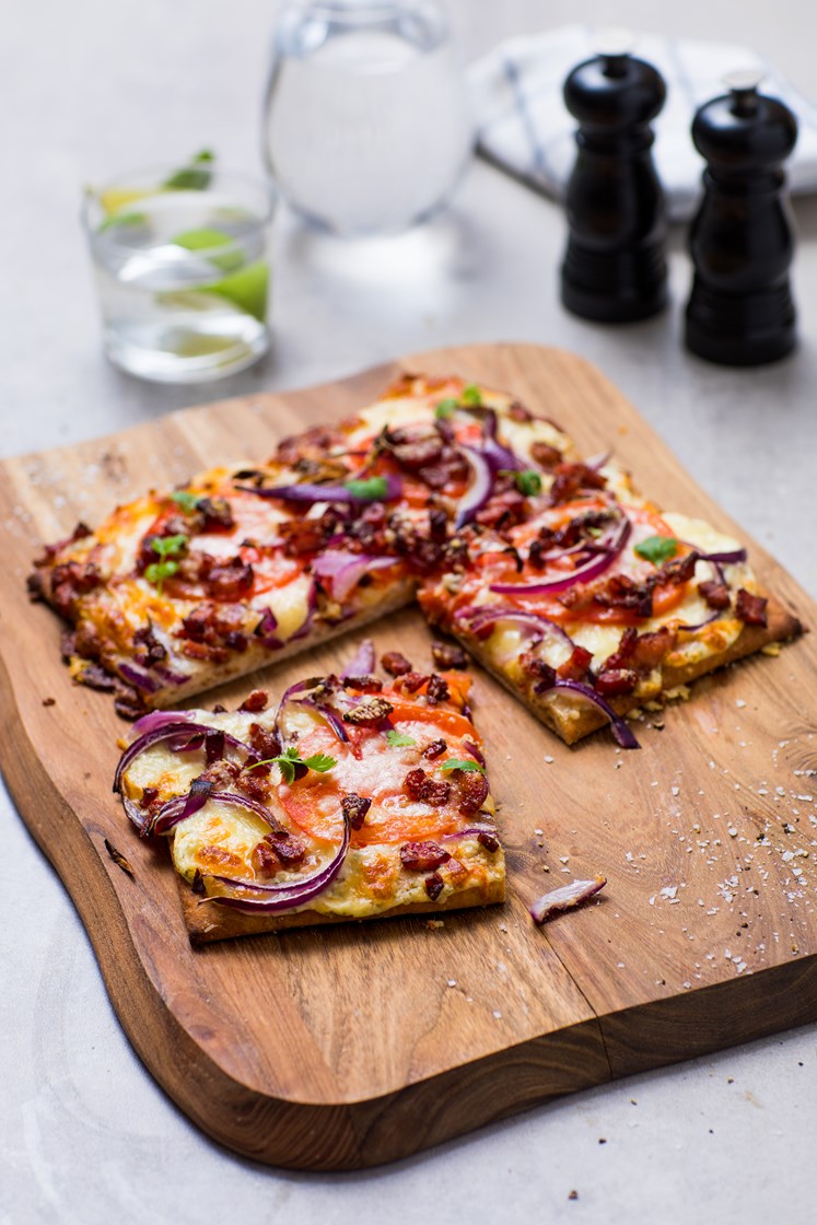 Pizza bianca med bacon, tomat og Gran Biraghi