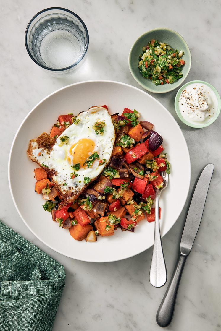 Sydamerikansk ugnspytt med chimichurri och stekt ägg