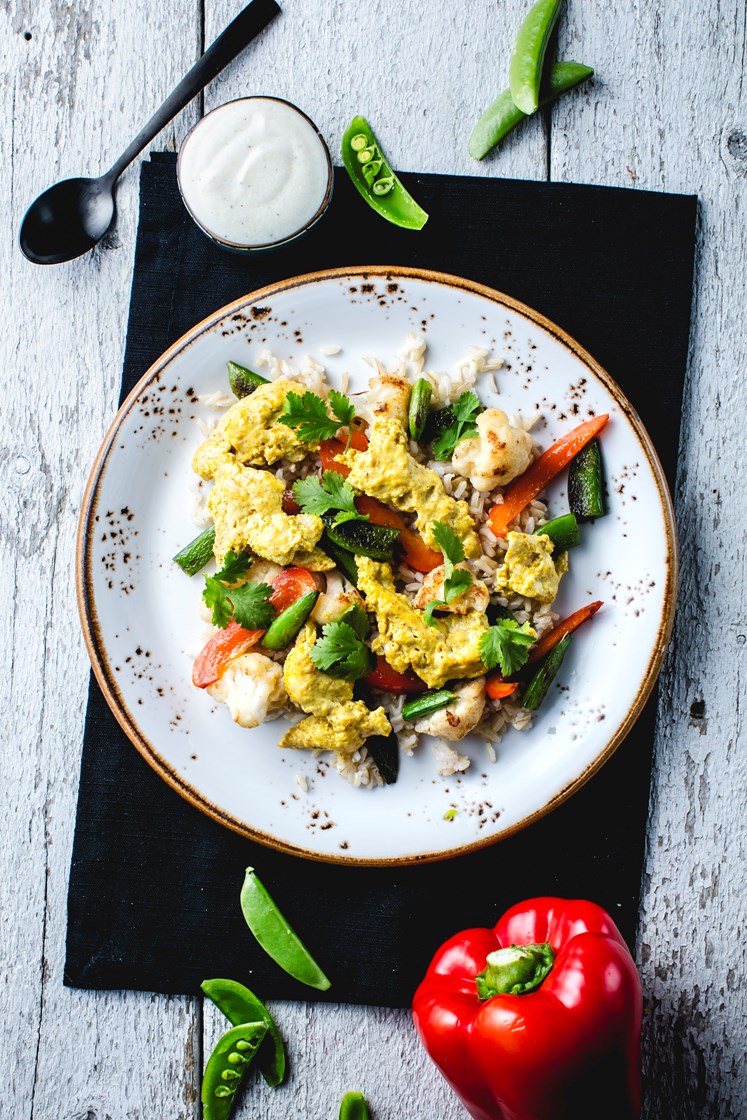 Kylling Korma med stekte grønnsaker, fullkornsris og yoghurtdressing