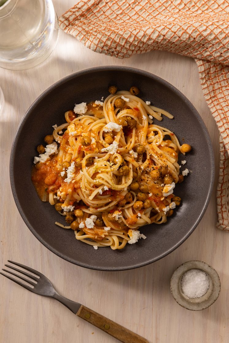 Linguine med ovnbagte cherrytomater i ajvarsauce, sprøde kikærter og salatost