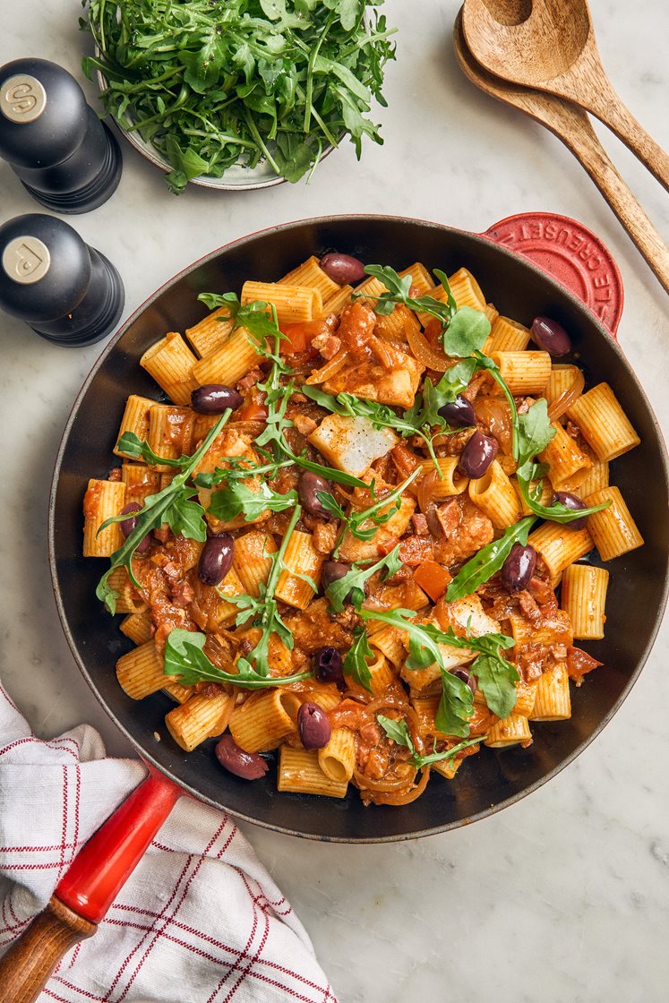 Mezze maniche i spansk tomatsås med bacon, kolja och kalamataoliver