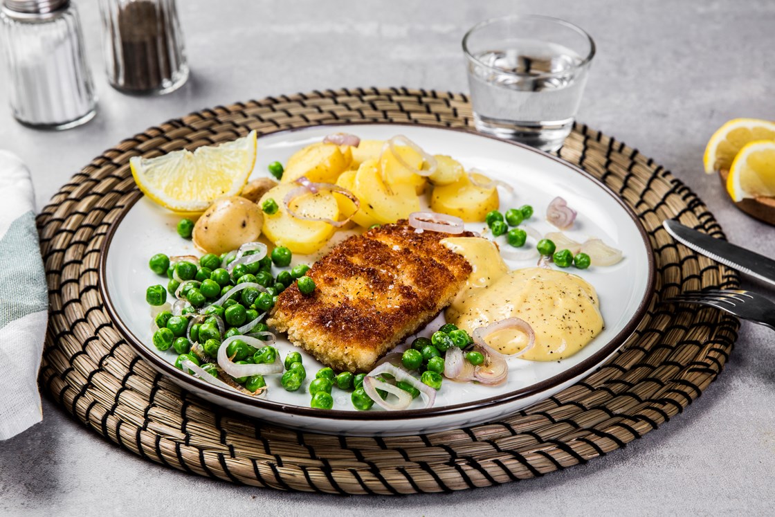 Panert torskefilet med remulade og grønne erter