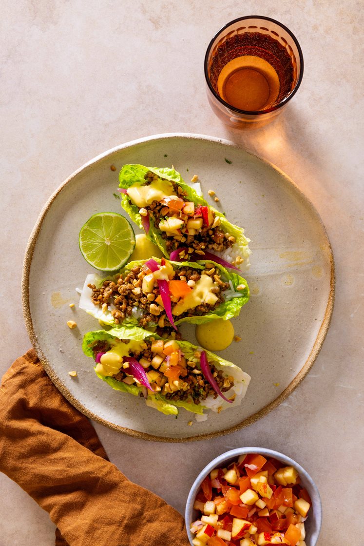 Salatblader med soyawokket svinedeig, curry- og mangodressing, jasminris og frisk salsa