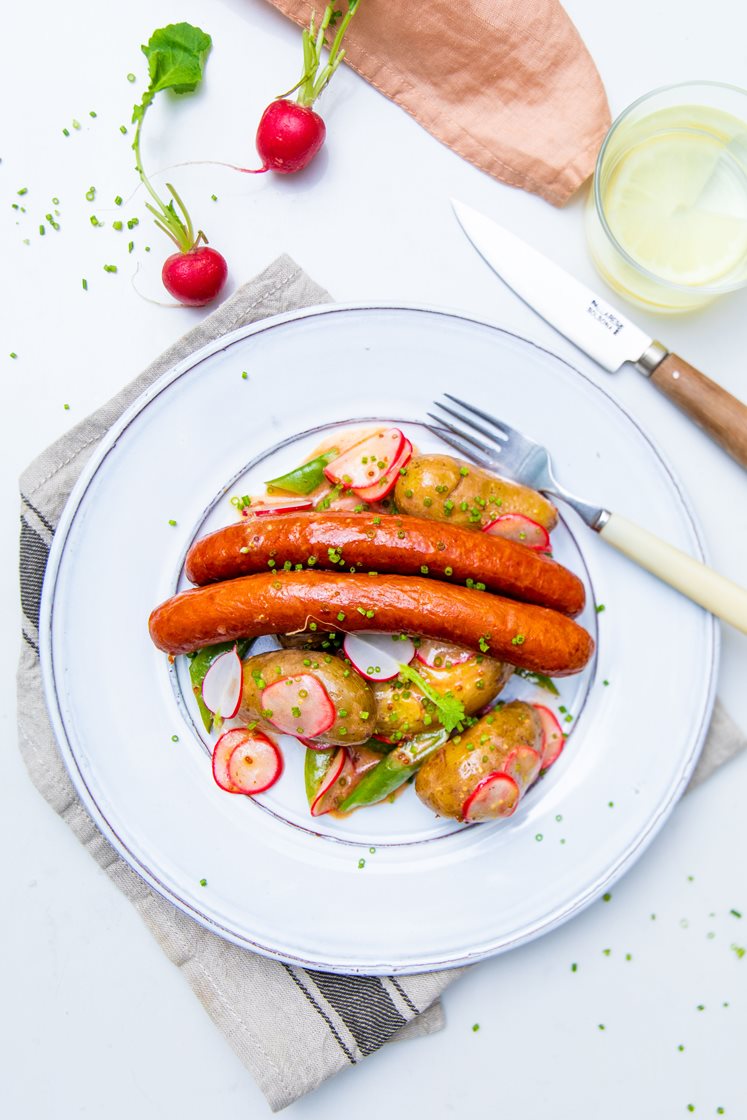 Grillpølser med bacon og ost og lun kartoffelsalat