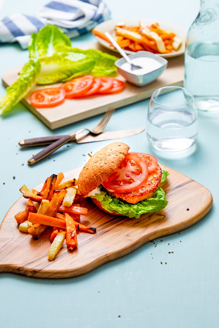 Asiatisk fiskeburger med grønnsaksfries og urtedressing