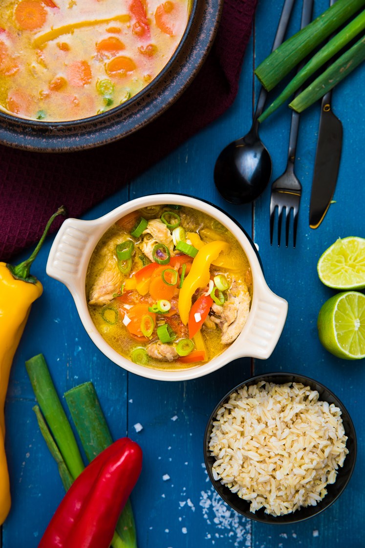 Grønn curry med kylling, fullkornsris og linebåter