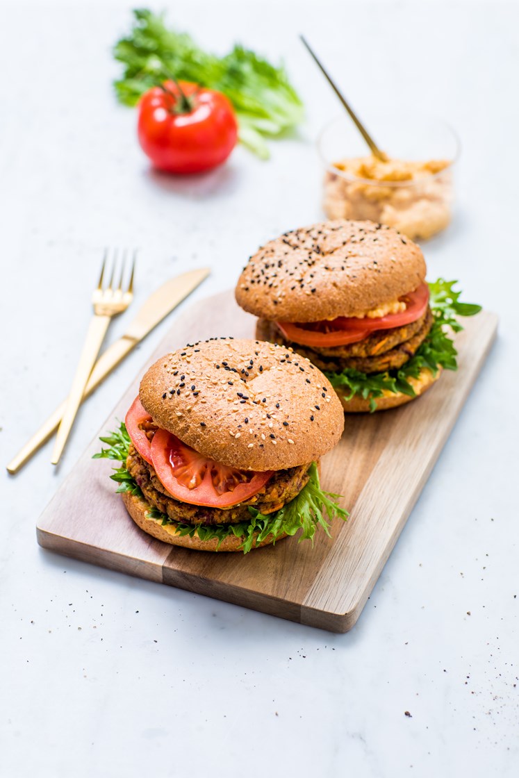 Doble gulrot- og bønneburgere i grove burgerbrød med hummus og salat