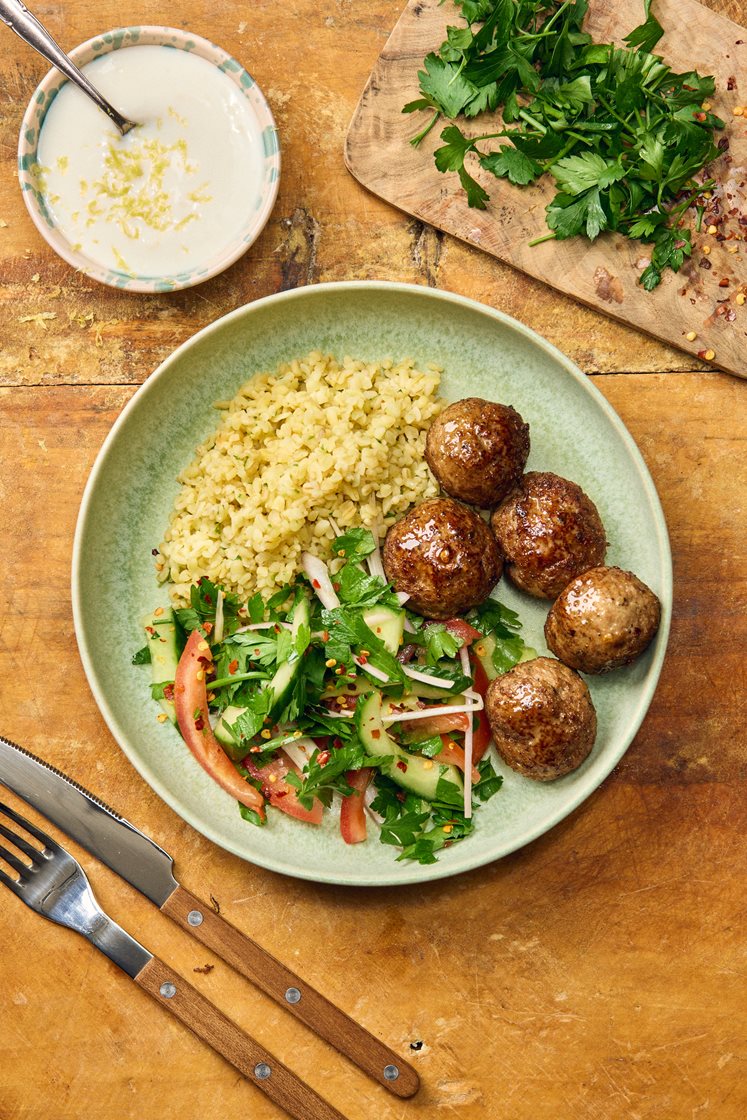 Orientalisk kalkonfärsbullar med persiljesallad och citronyoghurtsås