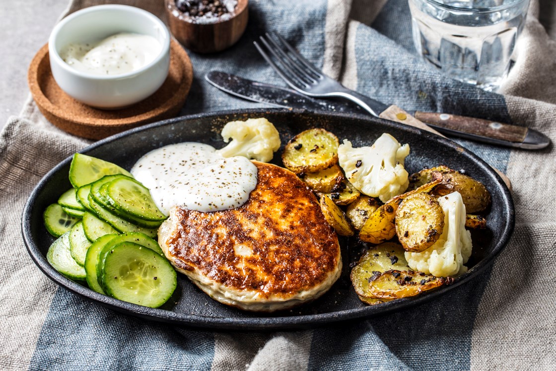 Koljekaker med agurksalat og potetskiver