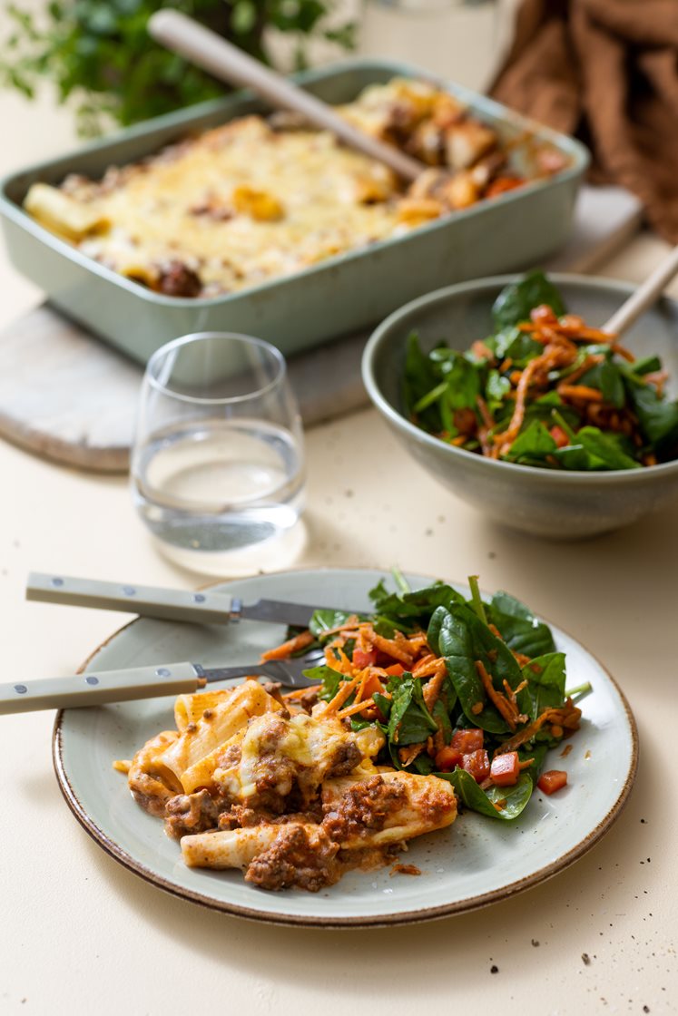 Pasta al forno med mezze maniche, bolognesesaus og spinatsalat