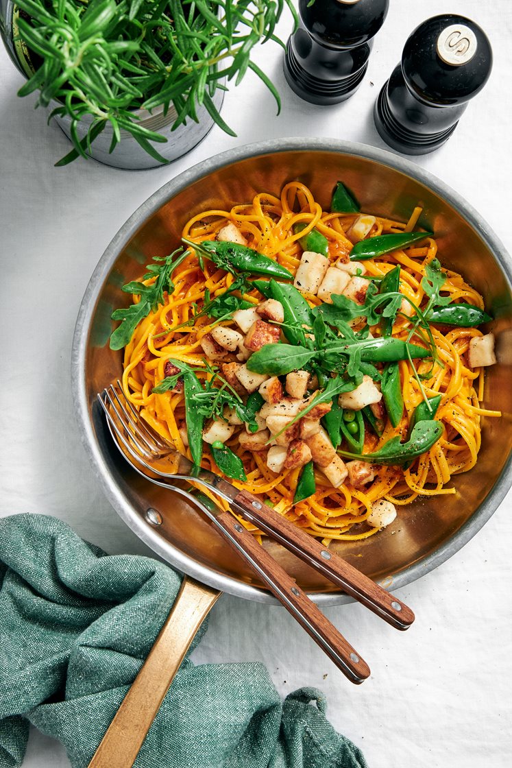 Krämig saffranspasta med pannoumi och sockerärtor