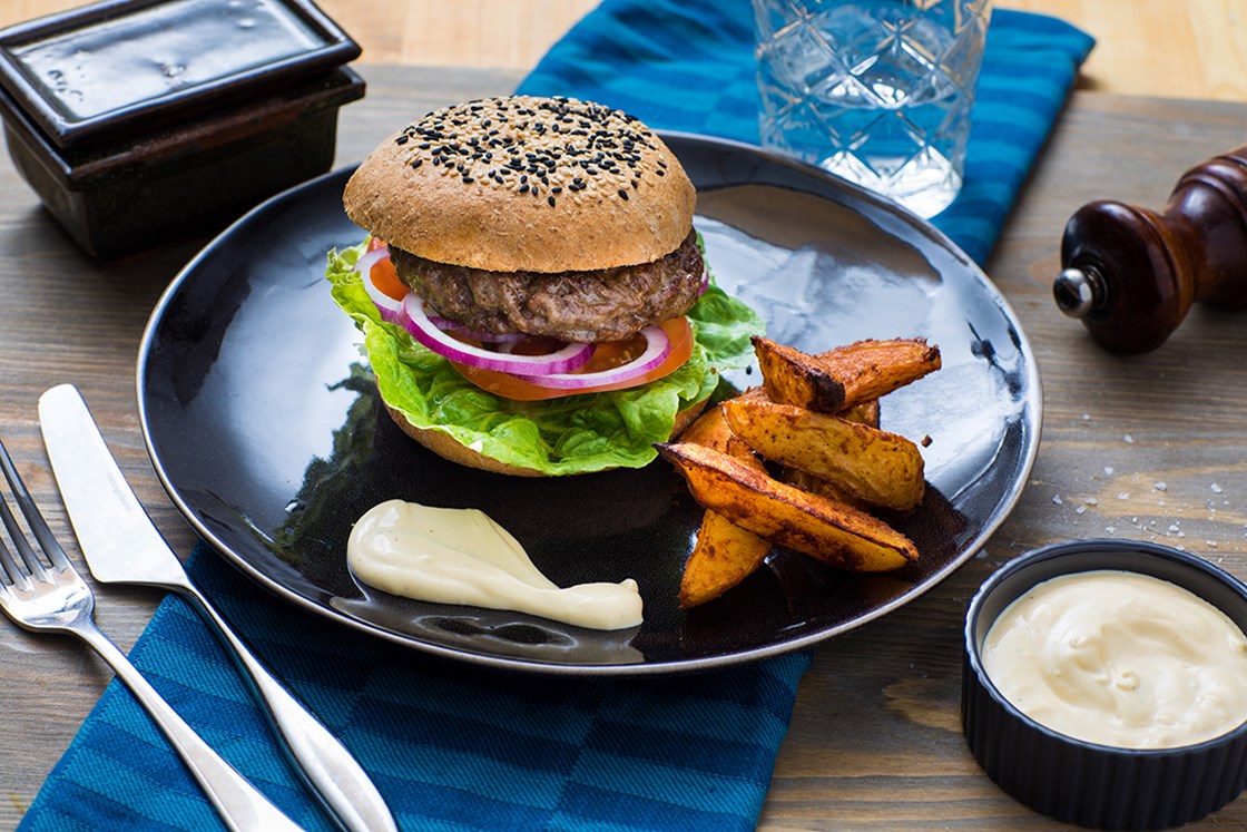 Hamburger med paprikapoteter og aioli