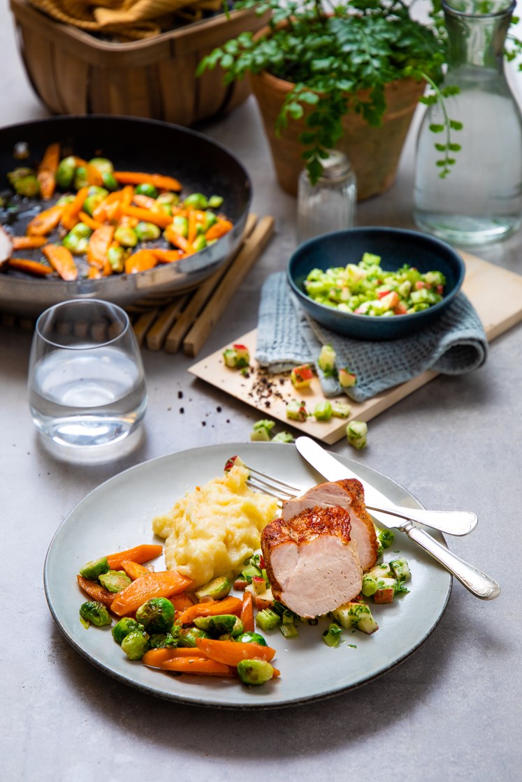 Svinefilet med potetmos og rosenkål med eple- og persillesalsa