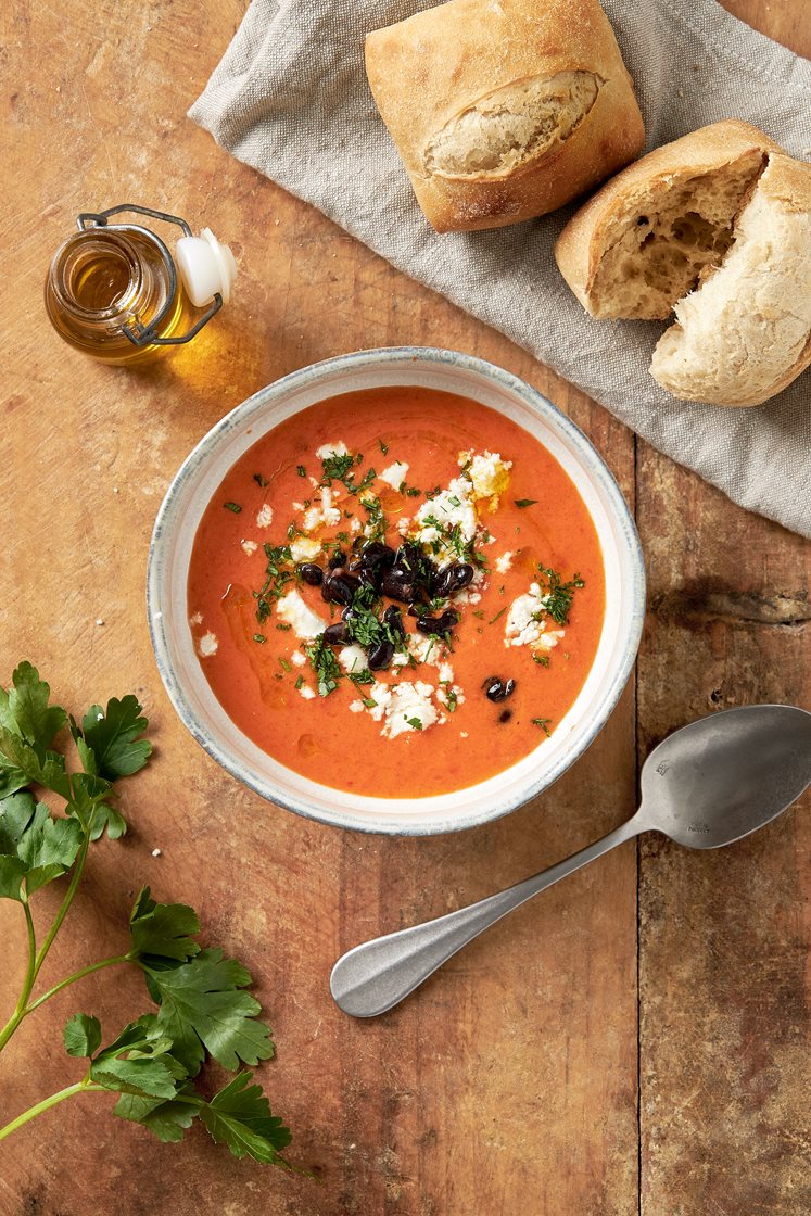 Snabb gazpacho med fetaost- och böntopping