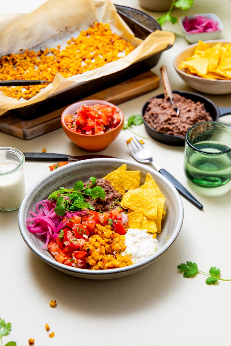 Taco bowl med frijoles, pico de gallo og tortillachips