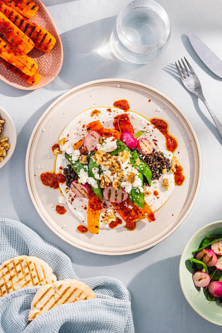 Grillede ajvargulrøtter med fetaost, yoghurtdressing, linser, reddiker og valnøtter
