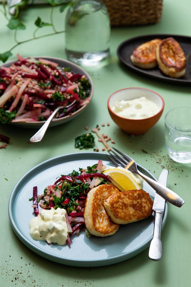 Fiskekaker med byggkornsalat, beter og eple- og karridressing