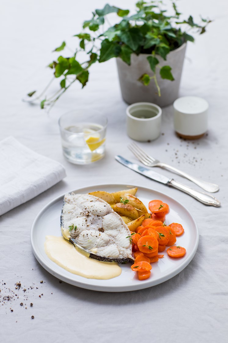 Posjert kveite med dillsaus og ovnsbakte rotgrønnsaker