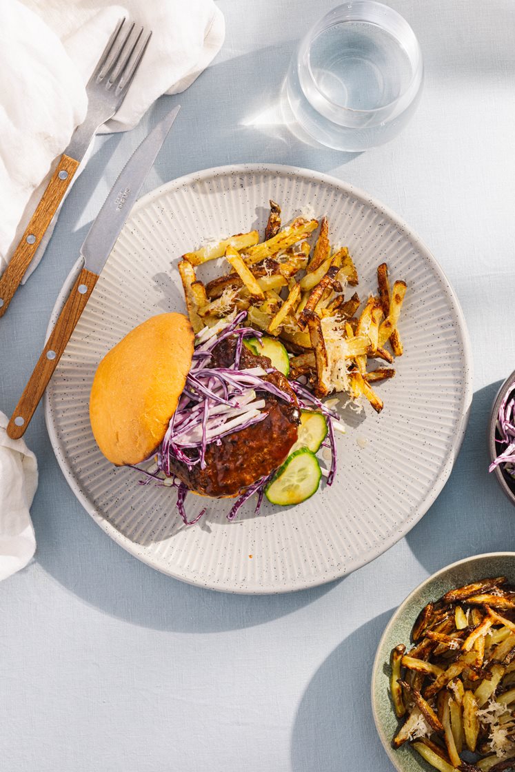Bbq kyllingburger i brioche med eple- og rødkålslaw, sylteagurk og discofries